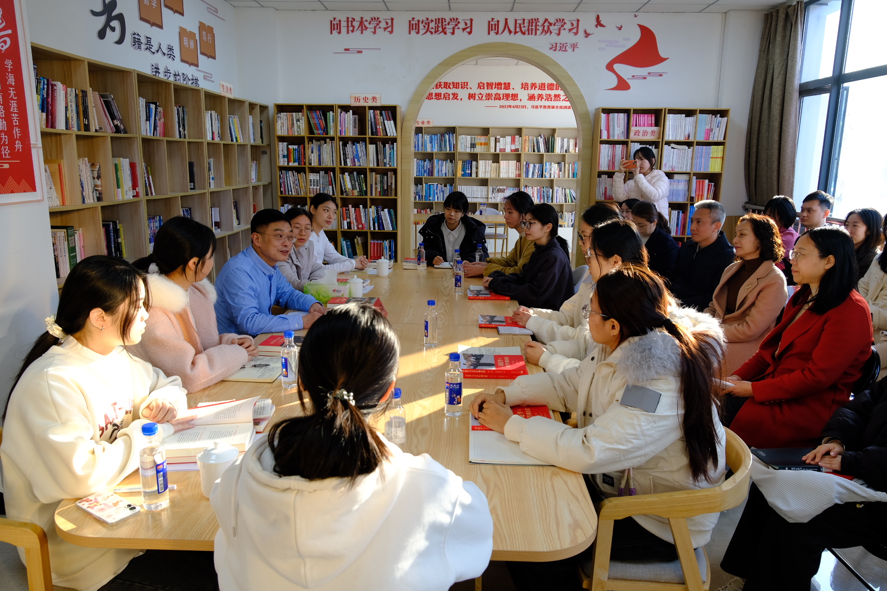 图1 师生们共读《习近平与大学生朋友们》(第一、二卷).jpg